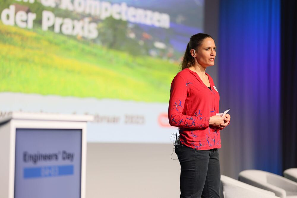 Stephanie Schwander, Leiterin Innovation & Entwicklung bei bio-familia, zeigte konkrete Ansätze einer nachhaltigen Lebensmittelproduktion in der Praxis. (Foto: Nicolas Zonvi)